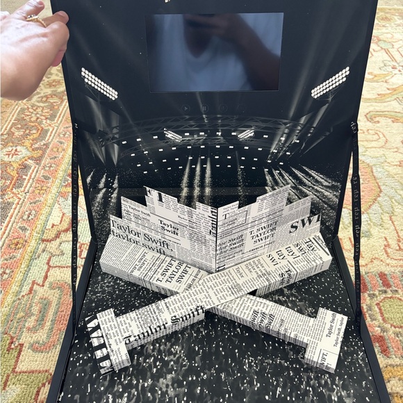 Taylor Swift Reputation VIP box - Picture 2 of 4